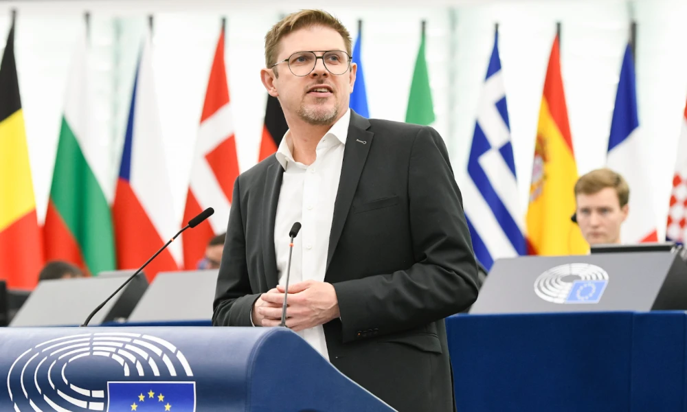 Παραδόθηκε στις γερμανικές αρχές 17χρονος για την επίθεση στον σοσιαλδημοκράτη ευρωβουλευτή Ματίας Έκε